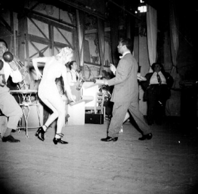 Bailarines en escena en un estudio durante un programa de radio