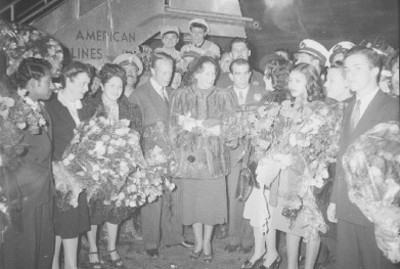 Alonso Sordo Noriega y miembros de la XEX, reciben a Janet Mac Donald en el aeropuerto, retrato
