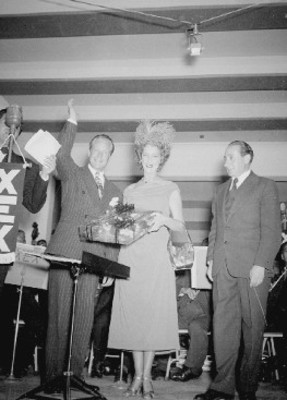 Janet Mac Donald con un regolo durante un homenaje en programa de la XEX