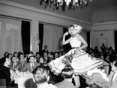 Modelo exhibiendo un traje regional en un desfile de modas