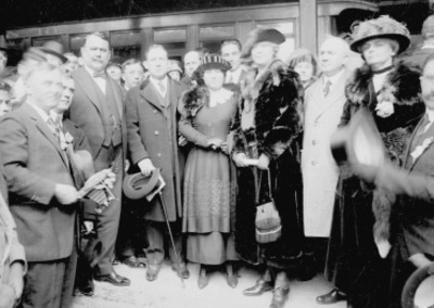 Álvaro Obregón junto a personas en una estación de ferrocarril