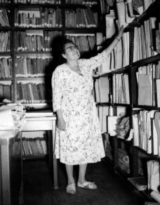 Eulalia Guzmán en una biblioteca