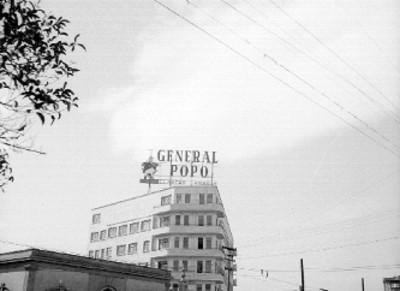 Anuncio de General Popo sobre un edificio