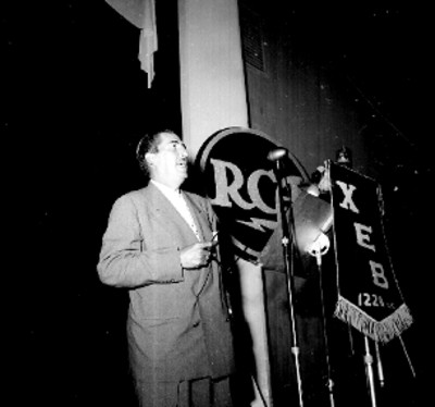 Empresarios de la RCA Victor, durante un programa de radio en la XEB