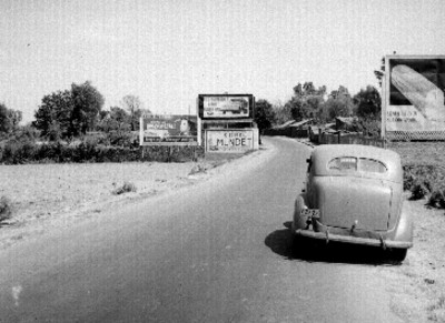 Marquecina publicitaria de Kolynos - Ista, a la orilla de la carretera de un poblado