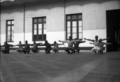 Internos del manicomio La Castañeda en clase de gimnacia
