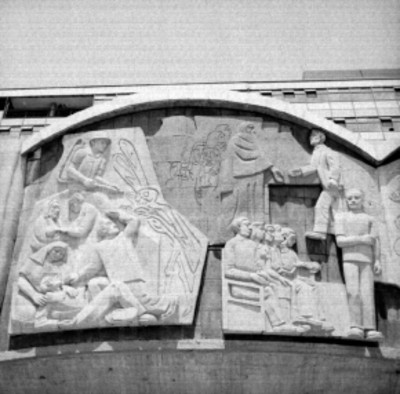 Escultura en alto relieve de Juan O' Gorman en las aulas del Centro Médico