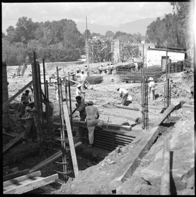 Albañiles trabajando en la construcción de la Unidad Indepedencia