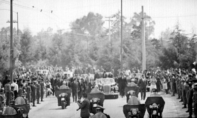 Adolfo López Mateos y Charles de Gaulle al hacer una visita a la Unidad Independencia
