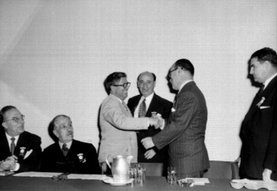 Ignacio Morones Prieto escoltado por médico en el Congreso de Neuropsiquiatría Infantil