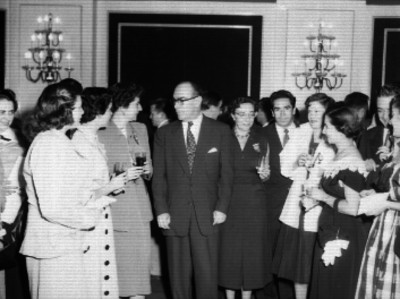 Ignacio Morones Prieto, mujeres y delegados en un restaurante, durante un brindis