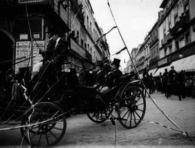 Desfile militar a su paso por la calle de plateros