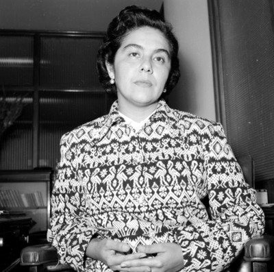 Margarita García Flores, jefe del departamento de prestaciones sociales, en una oficina, retrato