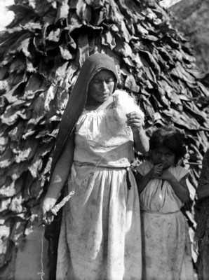 Mujer con niña hila ixtle