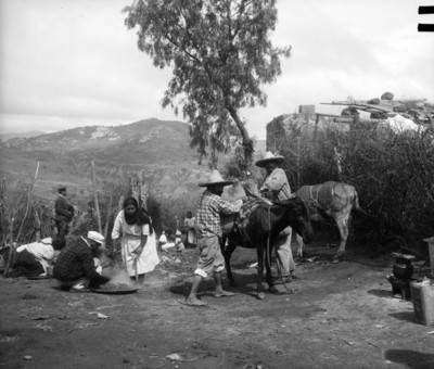 Gente realiza actividades en la parte posterior de casa habitación