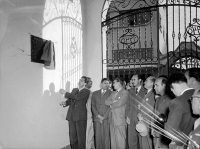Miguel Alemán devela la placa de inauguración del mercado municipal de Tulancingo