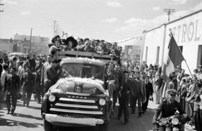 Miguel Alemán y comitiva recorren las calles de Pachuca a bordo de una camioneta