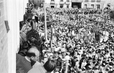 Partidarios de Miguel Alemán en la Plaza Independencia