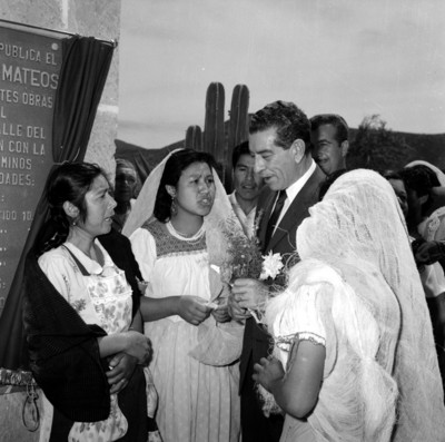 Adolfo López Mateos con indígenas otomíes en el Valle del Mezquital
