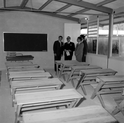 Adolfo López Mateos, Oswaldo Cravioto Cisneros, Jaime Torres Bodet y otros funcionarios inspeccionan una escuela