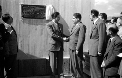 Miguel Alemán Valdés es felicitado por Vicente Aguirre después de la develación de placa