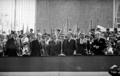 Víctor Paz Estenssoro, Benito Coquet y demás funcionarios durante una ceremonia en la Unidad Independencia