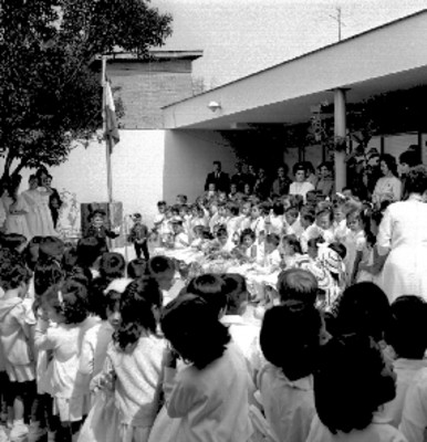 Alumnos haciendo un acto durante la inauguración del jardín de niños