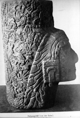 Vaso ceremonial con cabeza humana al frente y mandíbulas descarnadas