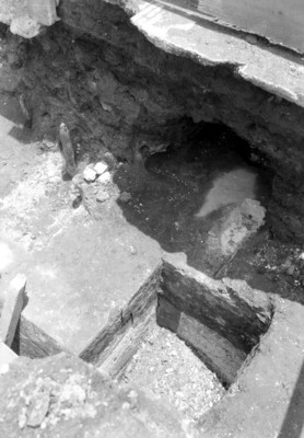 Detalle de excavación en la parte inferior de un basamento