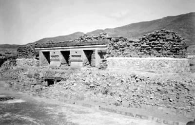 Vista parcial de edificio norte perteneciente al grupo de las columnas antes de su reconstrucción