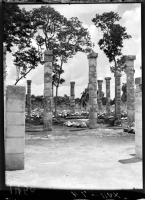Columnas y pilares del Mercado en Chichén Itzá