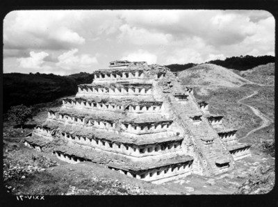 Vista lateral de la Pirámide de los Nichos