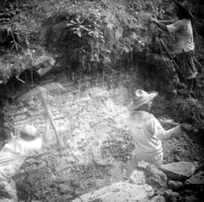 Hombres trabajan en excavación del edificio A
