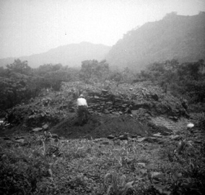 Hombre excava montículo en Cuatlamayán