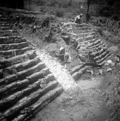 Hombres realizan restauración de escalinata del edificio B