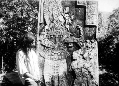 Hombre lacandon junto a la estela 11