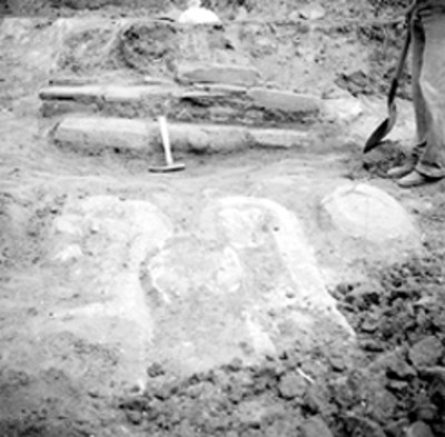 Vista de fragmentos arqueológicos en excavación