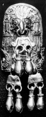 Pectoral de oro con rostro zoomorfo, vista frontal