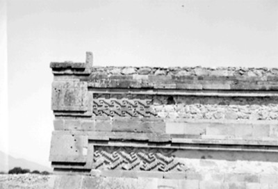 Estructura con decoración de mosaicos con grecas, vista parcial