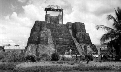 Hombres frente al Castillo de Teayo