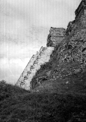 Pirámide del Adivino, detalle lateral de la escalinata