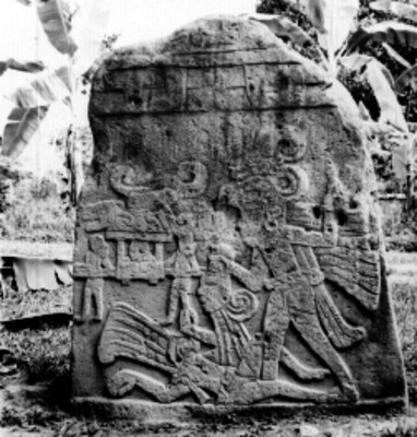 Relieve escultórico con personajes prehispánicos
