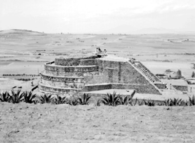 Gente en la Estructura lll o Templo de Ehécatl