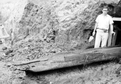Hombre frente a túnel en excavación