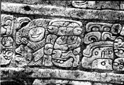 Fragmento de un muro esculpido con glifos