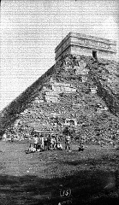 Personas frente al Castillo en Chichén Itzá, retrato de grupo