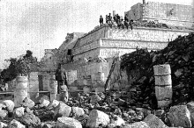 Personas sobre el Templo de los Guerreros y parte del grupo de las Mil Columnas