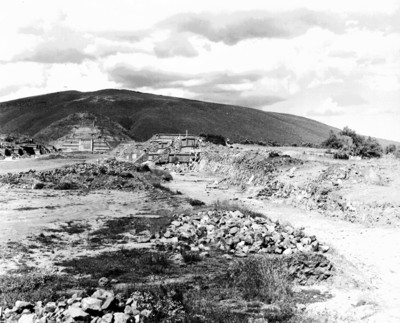 Vista parcial de Teotihuacán durante trabajos de restauración
