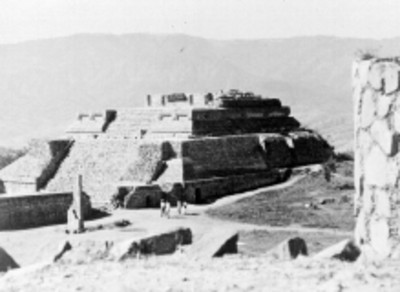 Vista parcial del Edificio IV de Monte Albán, reprografía