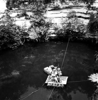 Vista de las exploraciones en el Cenote Sagrado